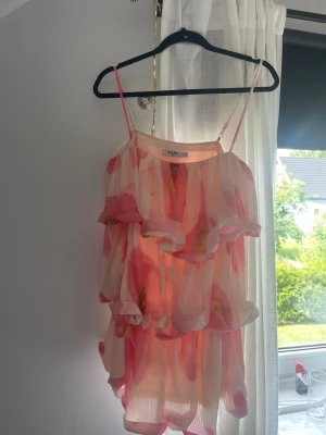 Rosa volangklänning💓 - Rosa blommig volangklänning från Nakd