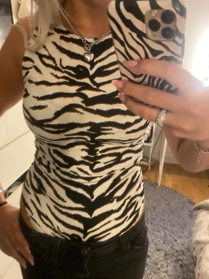 Zebra body - Zebra body från h&m, sytt om den lite, fint skick!!