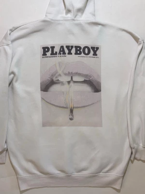 Playboy x Missguided Hoodie - Playboy Missguided Collector’s edition hoodie  Några lätta fläckar och rätt så nopprig. I övrigt rätt snygg, se bilder för skick. Passar som XXL (Jag på bilden är 180cm)  65 % polyester, 35 % bomull  Skicka ett meddelande om du har frågor eller vill se fler bilder
