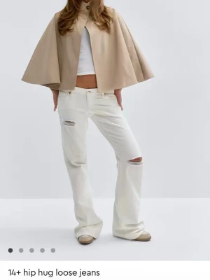 Vita loose fit jeans med slitningar - Vita jeans från gina 14+. Storlek S vanlig längd. Mycket bra skick och endast använda en gång. Skriv för egna bilder.