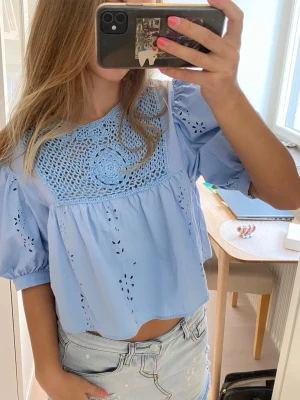 Ljusblå topp - Söt topp med broderier och puffärmar