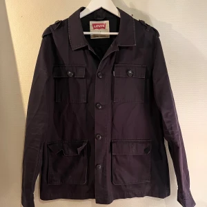 Mörkblå Fieldjacka - Säljer denna sjukt snygga Fieldjackan från Levi’s⭐️ Färgen är mörkblå och storleken är L✅ Den har inga defekter och skicket är utomordentligt🙌🤝 Sjukt najs passform och passar perfekt till hösten🍁🙌 Tveka inte på att höra av er dig vid minsta fråga eller fundering!