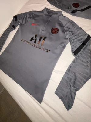 PSG tränings kit - Snygg tränings set som man kan använda för att både spela fotboll med och chilla med kompisar med!
