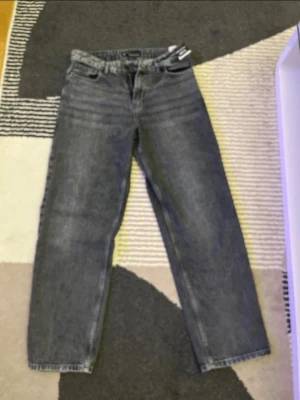 Grå baggy  jeans från Difransel - Säljer ett par grå baggy  jeans från Difransel. Jeansen har klassisk femficksdesign, bälteshällor och dragkedjegylf. Materialet är denim i 100% bomull och färgen är tvättad grå med subtila slitningar. Perfekta för en avslappnad och trendig look. This who has size M can used this baggy jeans 