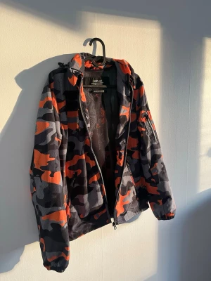 Camouflage vindjacka från Replay - Windbraket från Replay, storlek S. Hör av er vid minsta fundering!