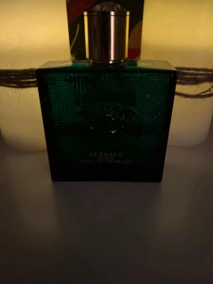Versace Eros EdP 100ml - Versace Eros parfym jag inte längre använder. Det är en 100ml flaska men de är typ 47ml kvar. Pris ej ristat i sten. Dm för frågor 😊