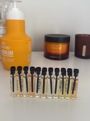 Parfymprover i små glasflaskor - 11 st från essence, endast luktat på dom.             Midsummer dream, coco on the beach, irresistible enigma, black velvet, tres femme, freshotic, perenne amore, drunk apple pie, hot mimosa, clean vibes, very cherry