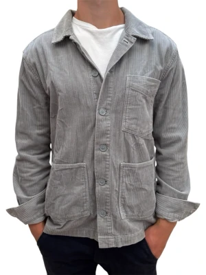 Overshirt These glory days - En mycket snygg grå overshirt från These Glory Days i storlek L. Modellen är 186 cm och overshirten är i mycket fint skick. Ett mångsidigt plagg som passar perfekt både som jacka eller extra lager under svalare dagar. Hör av dig vid frågor :)    