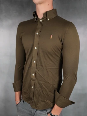 Ralph Lauren skjorta - Ralph Lauren skjorta • Storlek: S • Skick: 9/10 – fint skick utan skavanker • Inkluderas: Endast skjorta • Nypris: Ca 2000kr • Passform: Sitter något mindre än normalt • Modellen på bilden är 180 cm lång, väger 65 kg •