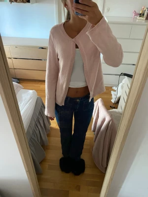 Ljusrosa stickad kofta - Söt ljusrosa stickad kofta med lång ärm och enkel knäppning i storlek xs
