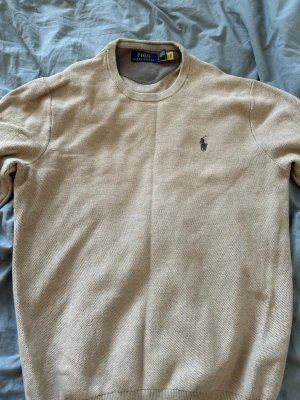 Beige crewneck från Ralph Lauren - Oanvänd beige crewneck från Ralph Lauren. Säljs billigt 