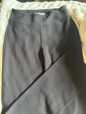 Svarta byxor från ONLY - Snygga svarta byxor från ONLY med hög midja och stretchigt material. Raka/bootcut, använda enstaka gång 