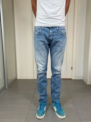 Replay Anbass Jeans  - Säljer nu dessa Replay Anbass Jeans, W31 o L32 med mått ca 41,5 o 105 cm. skriv för fler bilder/frågor🙌🏼