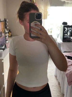 Vit ribbad topp från Vero Moda - Säljer en vit ribbad topp från Vero Moda i storlek XS. Toppen har korta ärmar, rund halsringning. Perfekt basic T-shirt som passar till det mesta, men jag har tyvärr inte användning av den längre!💕