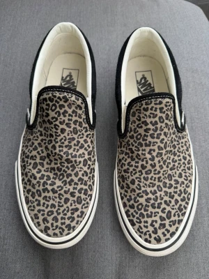 Vans leopardmönstrade - Säljer ett par snygga Vans skor med leopardmönster! I storlek 42 med innermått 27cm dessa har bara använts en gång vid en fotografering :)