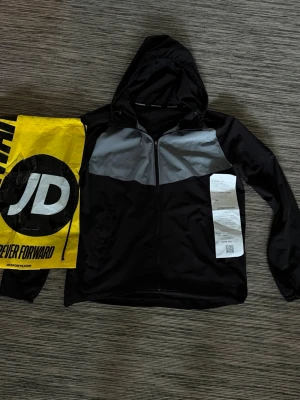 Svart och grå Nike miller jacka  - En limiterad, sällsynt Nike miller jacka i storlek S. Jackan är köpt på JD  Jackan är i nytt skick. påse skickas med jackan. Vid fler frågor hör gärna av er. Priset går att sänkas det bara skriva 