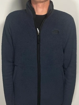 The North Face fleece jacka - Säljer en riktigt snygg och trendig The North Face fleece jacka i fint skick, storlek S, vid frågor är det bara att skriva //Gramenti