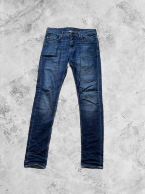 Mörkblå jeans Tiger of Sweden  - Riktigt snygga jeans från Tiger of Sweden i mörkblå denim (31W, 34L) med cool tvätt och lite worn känsla. Ger riktiga archive/vintage vibbar. Skön passform och sitter riktigt bra på (slim/straight fit).