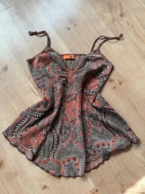 Y2K Bershka paisley topp - Superfin och unik Bershka-topp i storlek M 🤎🧡 Tunnare modell med smala justerbara knytband och en feminin, lätt utsvängd passform. Lite långa axelband på mig så jag har gjort en liten knut, men går lätt att förkorta!                                 🤎 BUDAS UT PÅ LIVE! 🤎 Denna topp kommer att budas ut på min Plick Live den 25 augusti kl. 19:00! 🧡✨ Kom in och fynda – kanske blir den din för ett riktigt bra pris 👀🛍️