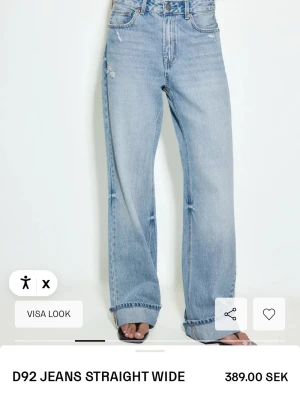 Stradivarius petite jeans  - Säljer dessa stradivarius petite jeans i strl 32, superfina och trendiga 🥰🥰 använda vid ett tillfälle
