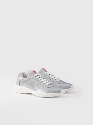 Grå Prada Cups skor - Snygga Prada cups sneakers i ljusgrått med vita sulor och vita skosnören. Ovandelen har både mesh och glansiga paneler för en modern look. Röd detalj på plösen ger extra stilpoäng. Perfekta för dig som gillar sportig och trendig vibe. Priset kan diskuteras 