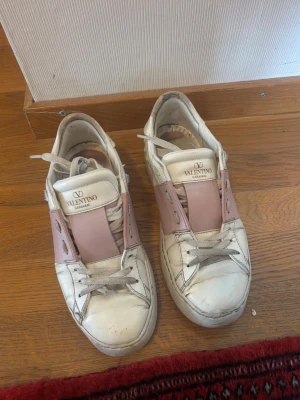 Valentino opens  - Säljer nu mina älskade valentino skor i storlek 36,5 ☺️ säljs pågrund av att de är för små på mig. Postar samma dag eller dagen efter ! 