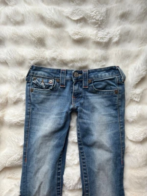True religion bootcut lowwaist - Supersnygga Lowwaist bootcut true religion jeans i stl xs. Säljer då de tyvärr är för små på mig. Jättefint skick förutom reva i rumpan (se bild). Hör av er för fler bilder eller frågor❤️