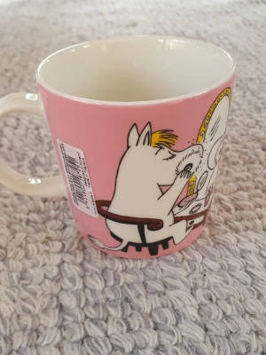 Muminmugg Snorkfröken Mumin  - Felfri mugg med etikett kvar. Säljer fler Muminmuggar så kika gärna på mina övriga annonser. Packar mycket bra. 
