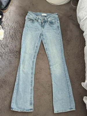 Ljusblå bootcut jeans - Ljusblå bootcut jeans från Gina Tricot med låg midja💕Bra skick!