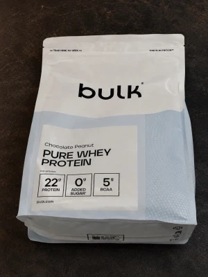 Bulk Pure Whey Protein Choklad/Jordnöt - Säljer en oöppnad påse Bulk Pure Whey Protein med smak av chocolate peanut. Förpackningen innehåller 1 kg pulver och ger 31 portioner. Varje portion innehåller 22 g protein, 0 g tillsatt socker och 5 g BCAA. Perfekt för dig som tränar och vill boosta ditt proteinintag.