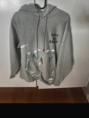 Gallery dept hoodie - Säljer ett Gallery dept hoodie då den inte använd. Ganska kort.