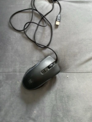 Mission SG GGB 2.2 gamingmus - Säljer en svart Mission SG GGB 2.2 gamingmus med USB-anslutning. Musen har två knappar på ovansidan och scrollhjul, perfekt för gaming eller vardagsbruk. Ergonomisk form och sladd i plast.