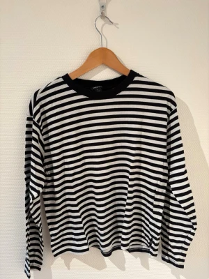 Randig långärmad tröja  - Svart och vit randig långärmad tröja från Monki🖤🤍 Storlek S