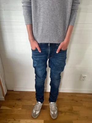 Mörkblå raka jeans herr W27 L32 - Säljer ett par mörkblå jeans med rak passform och klassiska fem fickor. Jeansen har kontrastsömmar och dragkedjegylf. Perfekta för en avslappnad och stilren look. Materialet är denim i bomull.🙌🙌