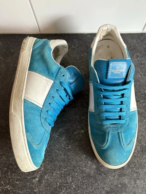 Valentino flycrew  - Valentino flycrew skor | Storlek 46 | Bra skick | Alla nitar kvar | Ett stygn har gått up ena skon, har limmat de, se bild | Endast skor medföljer | Liten defekt inuti ena skon