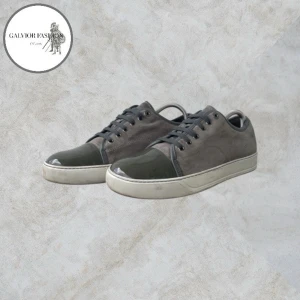 Lanvin skor med glans gråa storlek 7 - Lanvin skor i grå mocka med unik grågrön glans, storlek 7 (motsvarar ca 41–42, är stor i storlek). Den grå mockan är dessutom mer förlåtande vid normalt slitage, då eventuell färgförlust blir mindre framträdande än på svart mocka Lanvins. Skick 9/10 – lite mörk märke på ena cap toen (se bild 6) i övrigt nästintill nyskick, endast använda vid få tillfällen, vilket syns på sulan som är osliten men endast lite smutsig. Endast skorna ingår, ingen OG. Hör av dig för mått! ~ Nypris 4000-6000kr  26-004