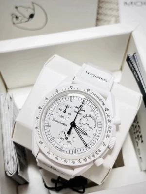 Omega x Swatch MoonSwatch Full Moon - Omega x Swatch MoonSwatch Mission to the Moonphase i helvitt med biokeramisk boett, vit silikonrem och flera urtavlor. Klockan har tachymeter och månfaskomplication, samt svarta detaljer för en clean look.