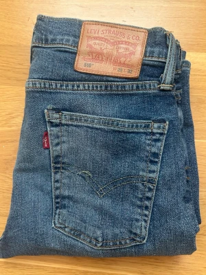 Levi's 510 slim fit jeans - Tja, säljer nu mina gamla levis jeans. Slim fit 510 jeans med en tvättad look. Riktigt fina jeans som passar till de mesta.