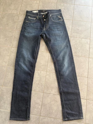 Mörkblå Replay jeans med raka ben - Snygga mörkblå jeans från Replay med raka ben säljer för att de var för långa. Använda 1 gång W30 L34
