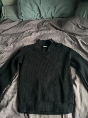 Svart stickad tröja med half zip Kappahl - Säljer en svart ribbstickad tröja från Kappahl i storlek xs. Inget fel helt fint använt. Lite stor i storlek, så den hade passat s