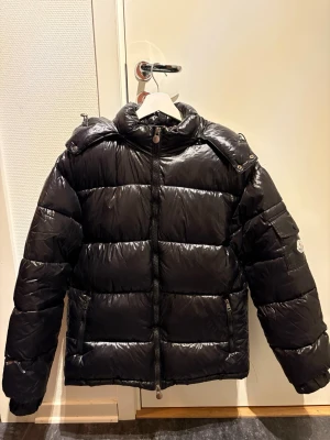 Moncler jacka - Moncler jacka i storlek S dock lite stor i storleken så passar även om man har storlek M.           Endast använd 2 gånger det vill säga väldigt fint skick, säljes då jag har lite mycke jackor och denna en kommer till användning. Perfekt för kalla vinterdagar och riktigt varm.