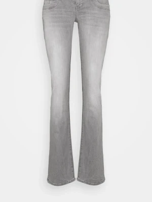 Grå bootcut jeans från LTB - Säljer ett par grå bootcut jeans från LTB, modell Valerie. Jeansen har klassisk femficksdesign, normal midja och utsvängda ben. Materialet är mjukt denim med lätt tvättad look. Perfekta för dig som gillar retrovibbar och en avslappnad stil.