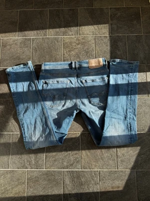 Replay Anbass - Säljer nu mina Replay Anbass i storleken W30/32! Passar på dig som är mellan 175 och 185! Skicket är mycket bra och passformen är slim. Nypris ligger på över 1600kr! Vid frågor eller funderingar är det bara att höra av sig!