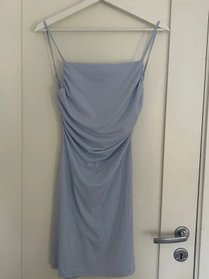 Ljusblå klänning  - Ljusblå klänning ifrån H&M, storlek S använd 1 gång  Perfekt skick med justerbara band 