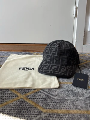 Fendi  M - Svart Fendi keps. Helt ny. Storlek M. Fraktas direkt efter köp ock dustbag tillkommer vid köpet!