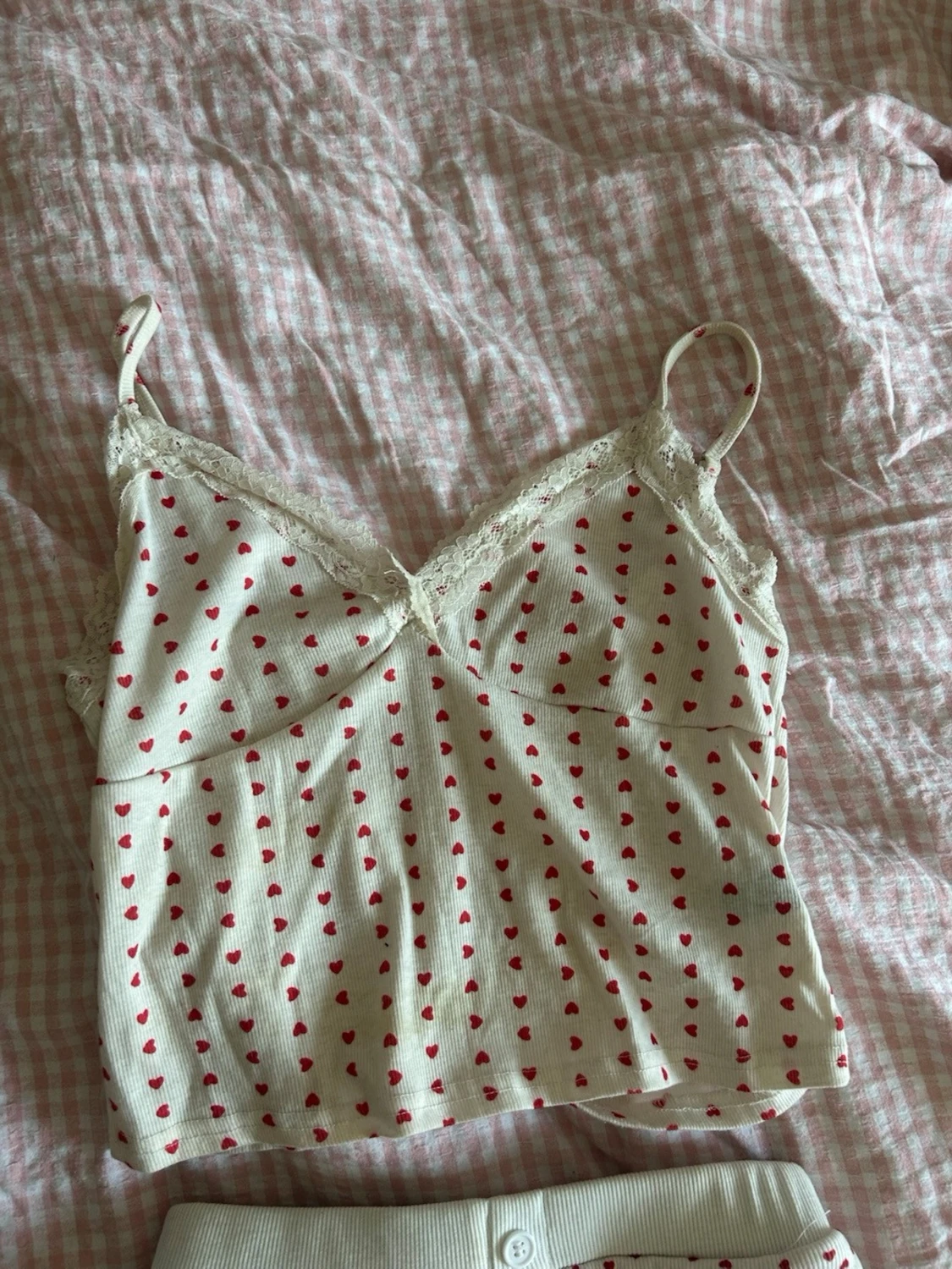 Vit pyjamas med röda hjärtan från asos - 1