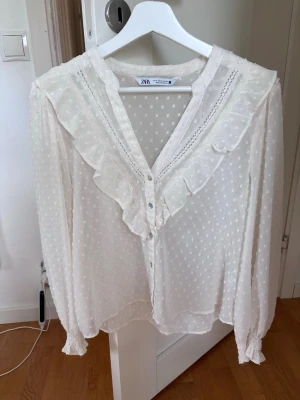 Blus - Blus från Zara i storlek M