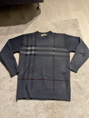 Burberry tröja - Väldigt fin Burberry-tröja till ett bra pris. (OBS); Det står storlek XXL men den passar L! Kvaliteten är i toppklass och bomullen känns otrolig. Kom med bud! Jag kanske är flexibel när det gäller priset.