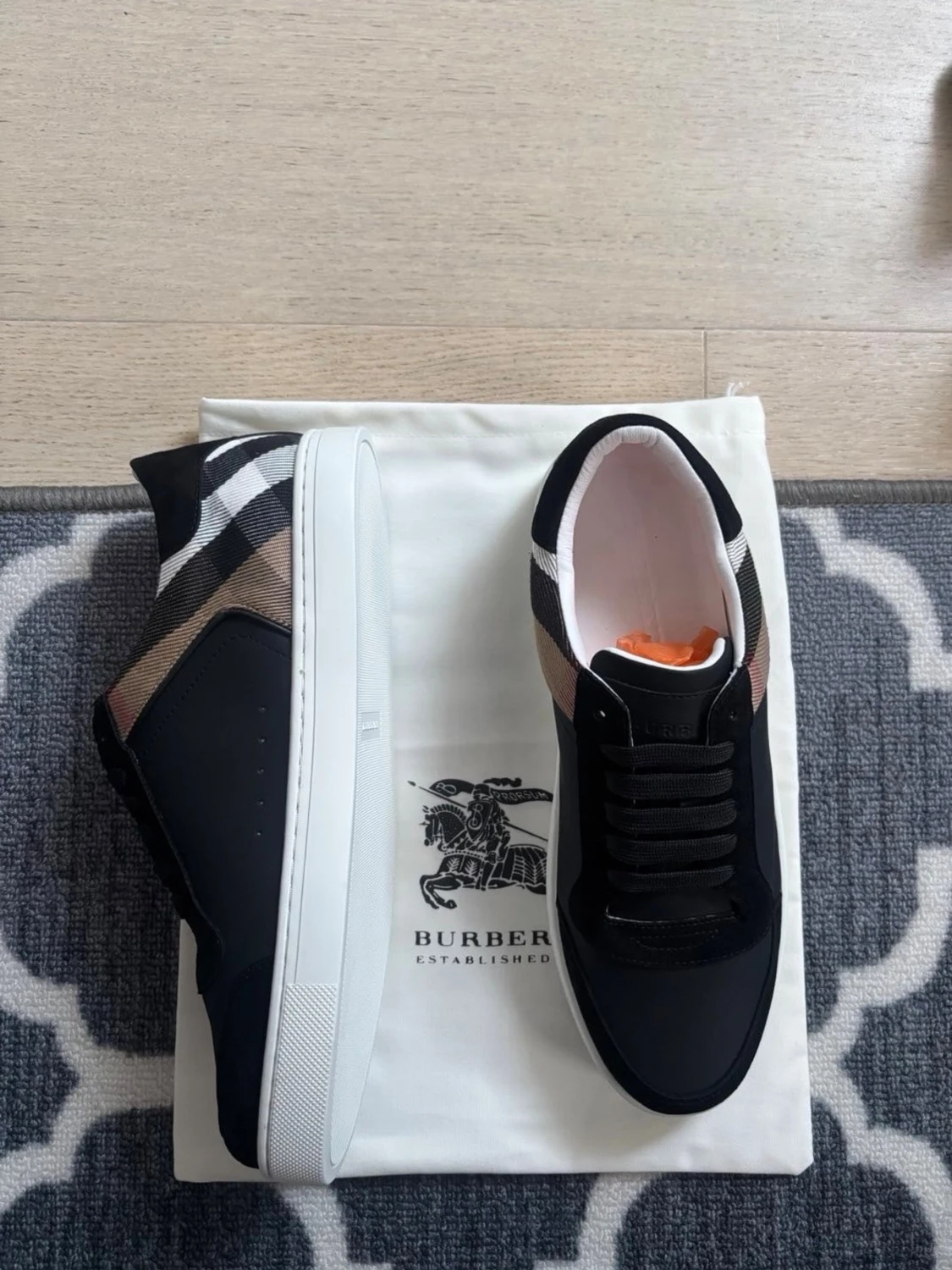 Burberry svart/vit låg sneaker - 1