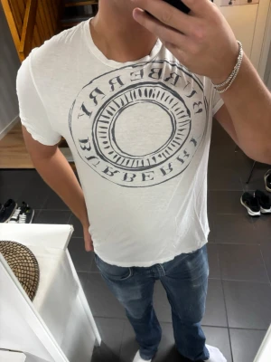 Burberry T-Shirt - Storlek M, skick 9/10. Postar samma dag!